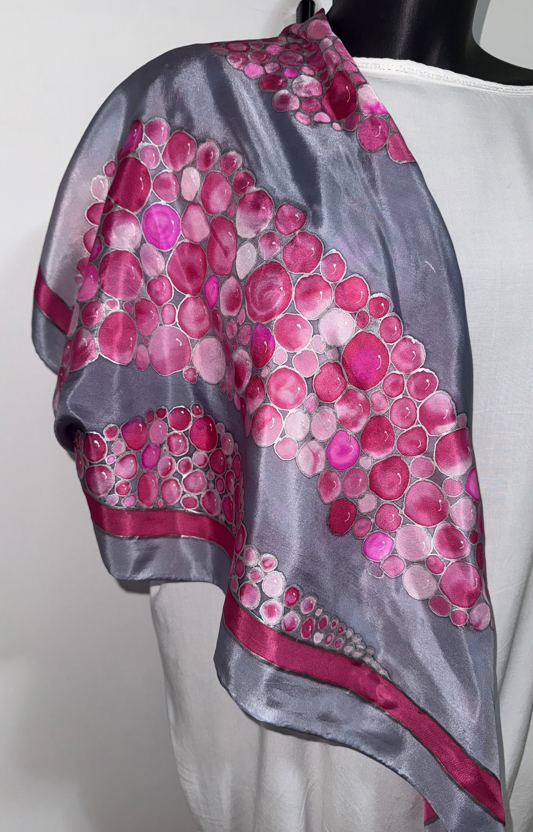 Spumă de zmeură învelită în mătase-eșarfă din mătase pictată manual - îmbrăcăminte și modă - eșarfe, pălării, fularuri - șal, eșarfă de cap - Artynos.ro