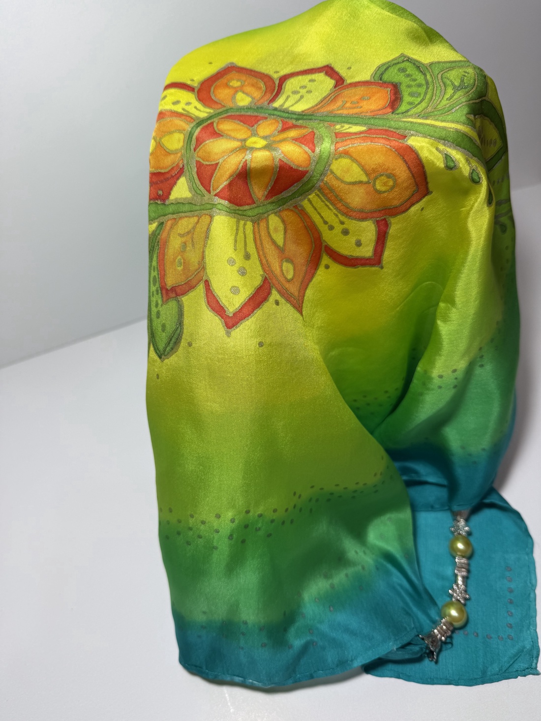 Eșarfă din mătase pictată manual cu accesoriu decorativ  nuanțe verde-turcoaz, model floral, 5555 cm - îmbrăcăminte și modă - eșarfe, pălării, fularuri - șal, eșarfă de cap - Artynos.ro