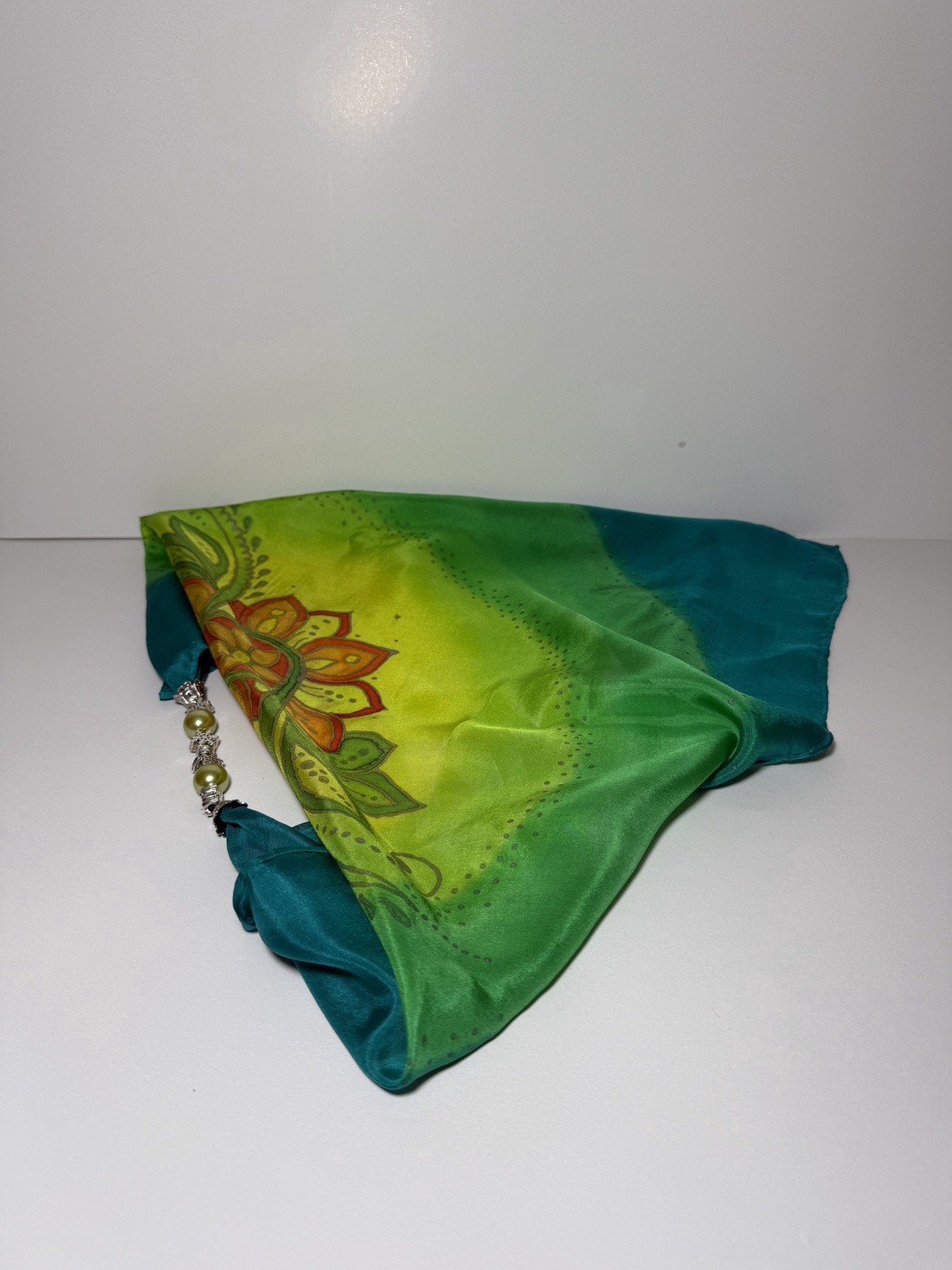 Eșarfă din mătase pictată manual cu accesoriu decorativ  nuanțe verde-turcoaz, model floral, 5555 cm - îmbrăcăminte și modă - eșarfe, pălării, fularuri - șal, eșarfă de cap - Artynos.ro