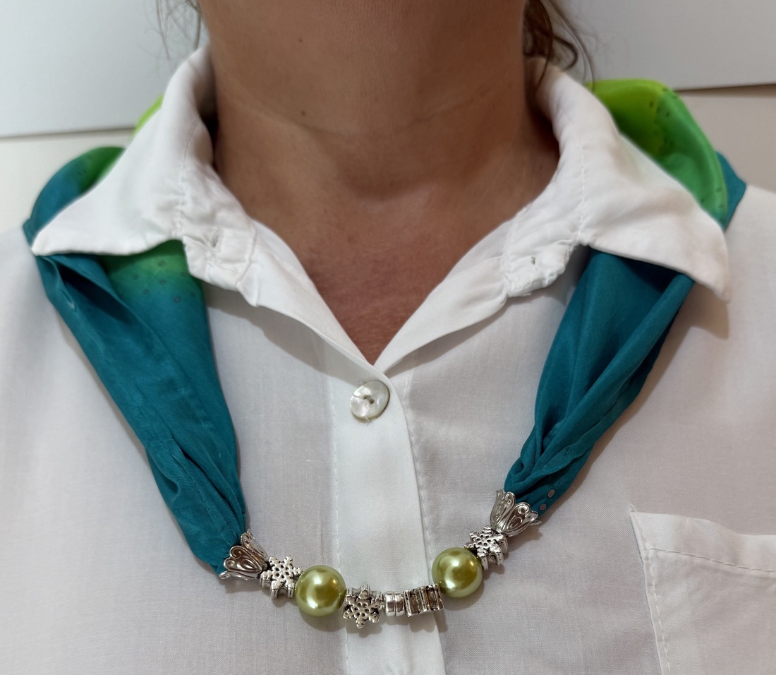 Eșarfă din mătase pictată manual cu accesoriu decorativ  nuanțe verde-turcoaz, model floral, 5555 cm - îmbrăcăminte și modă - eșarfe, pălării, fularuri - șal, eșarfă de cap - Artynos.ro