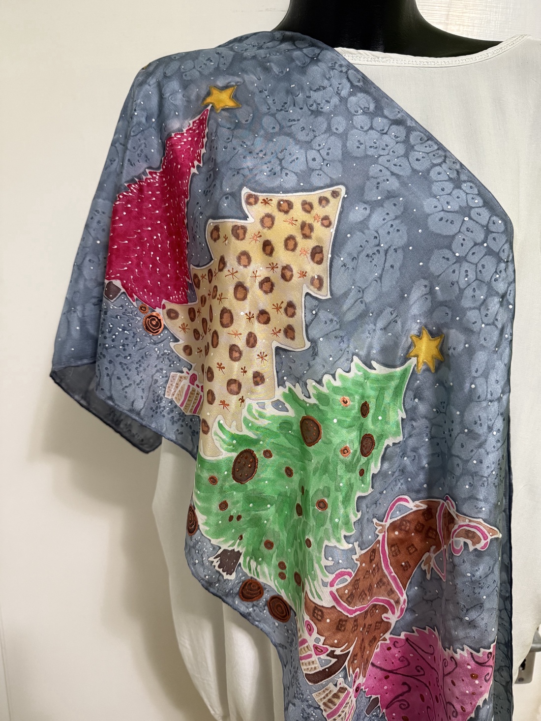 Set cu șal și cravată din mătase pictate manual  ediție de Crăciun în culori neconvenționale, șal 35130 cm + cravată  - îmbrăcăminte și modă - eșarfe, pălării, fularuri - șal, eșarfă de cap - Artynos.ro