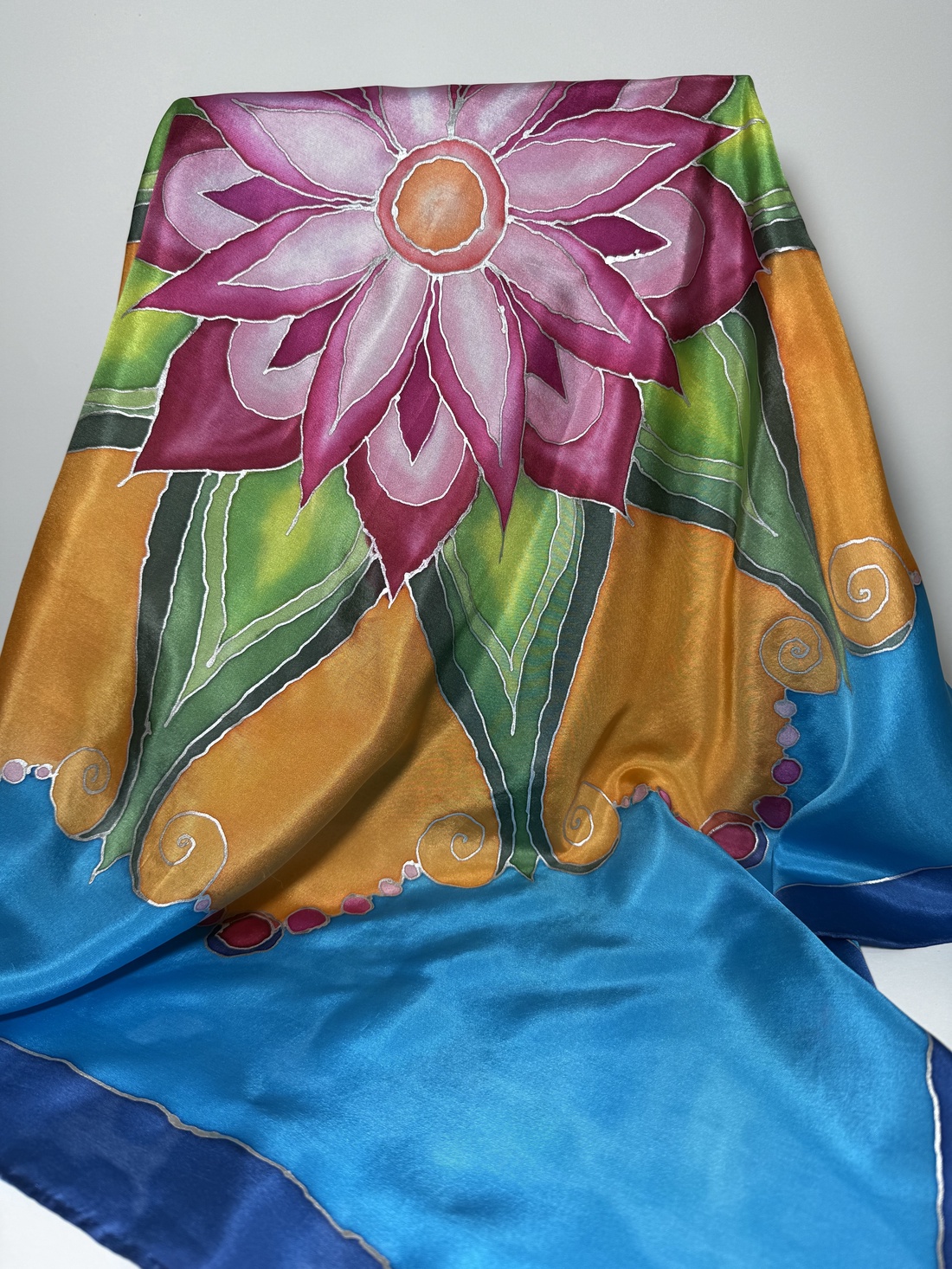 Eșarfă din mătase pictată manual cu floare de lotus  fundal albastru și auriu, 9090 cm - îmbrăcăminte și modă - eșarfe, pălării, fularuri - șal, eșarfă de cap - Artynos.ro
