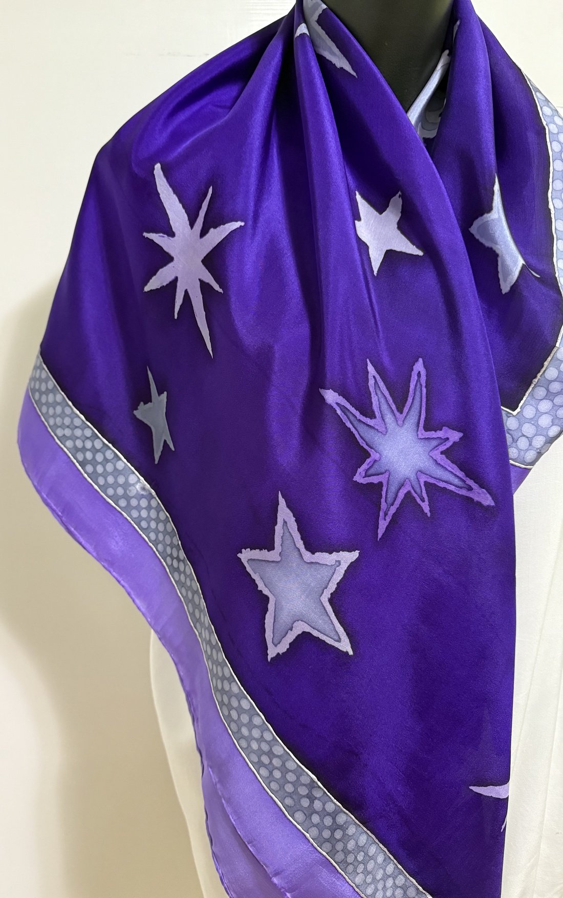 Visul Violet al Stelelor  eșarfă din mătase naturală, pictată manual, 9090 cm - îmbrăcăminte și modă - eșarfe, pălării, fularuri - șal, eșarfă de cap - Artynos.ro