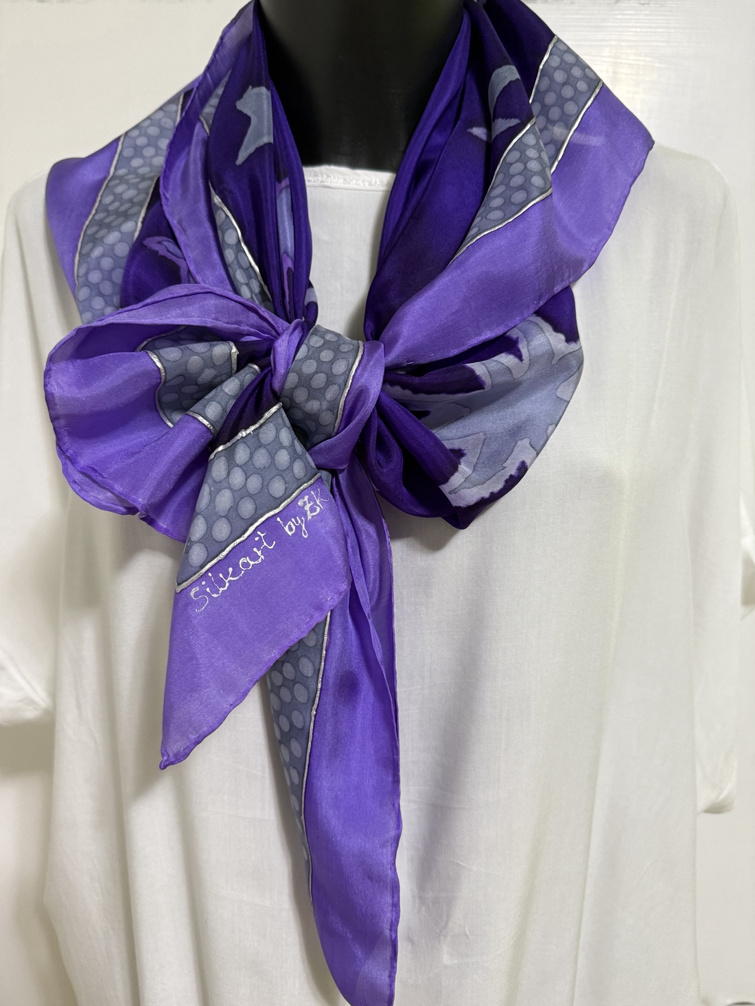 Visul Violet al Stelelor  eșarfă din mătase naturală, pictată manual, 9090 cm - îmbrăcăminte și modă - eșarfe, pălării, fularuri - șal, eșarfă de cap - Artynos.ro