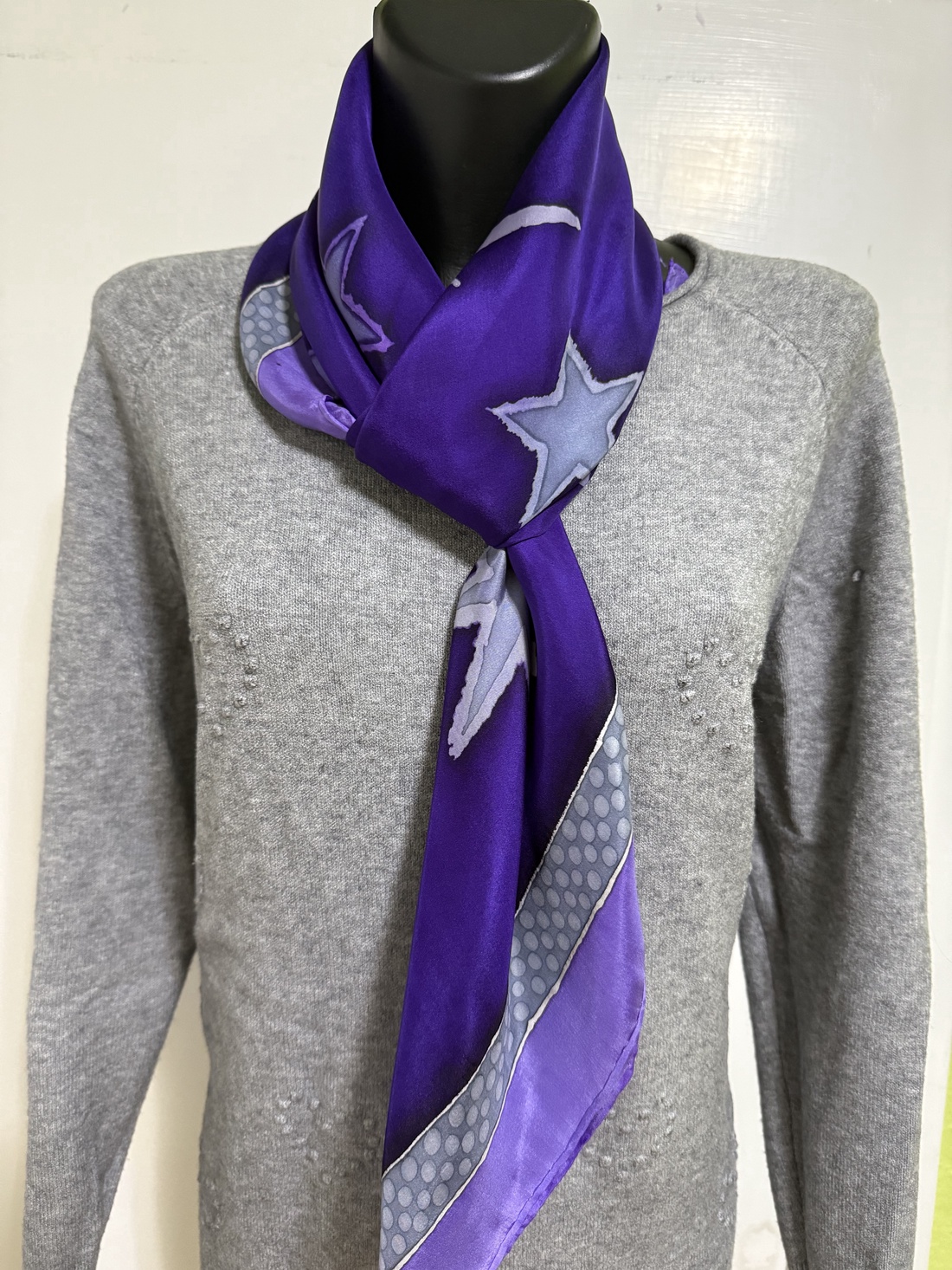 Visul Violet al Stelelor  eșarfă din mătase naturală, pictată manual, 9090 cm - îmbrăcăminte și modă - eșarfe, pălării, fularuri - șal, eșarfă de cap - Artynos.ro