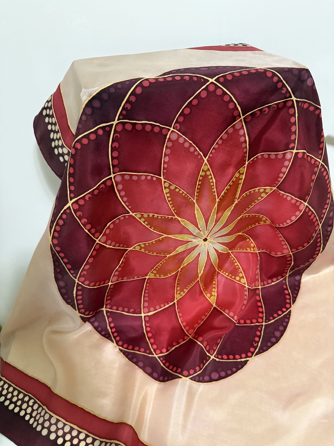 Rubin Mandala  eșarfă din mătase pictată manual - îmbrăcăminte și modă - eșarfe, pălării, fularuri - șal, eșarfă de cap - Artynos.ro