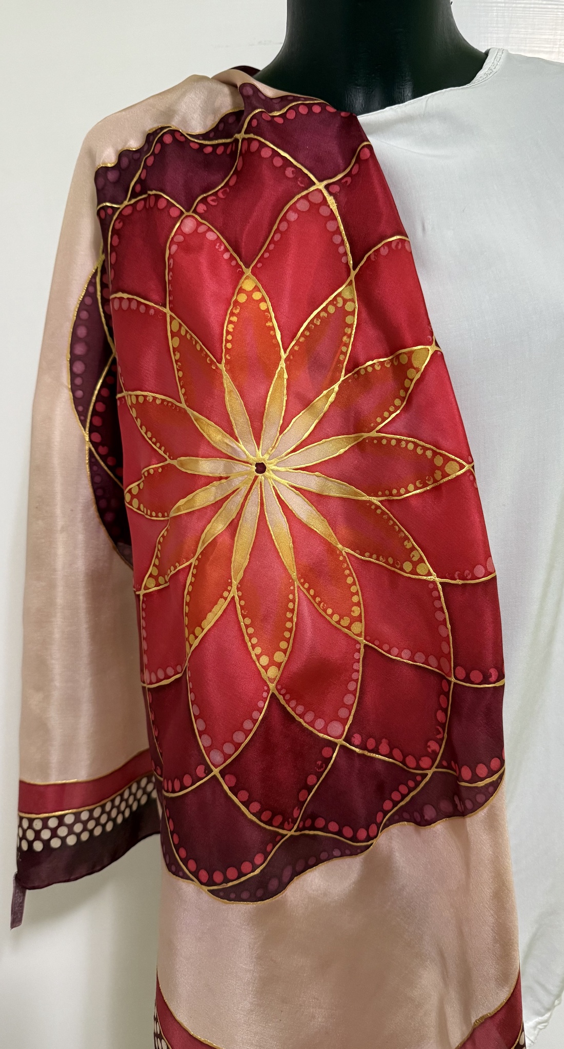 Rubin Mandala  eșarfă din mătase pictată manual - îmbrăcăminte și modă - eșarfe, pălării, fularuri - șal, eșarfă de cap - Artynos.ro