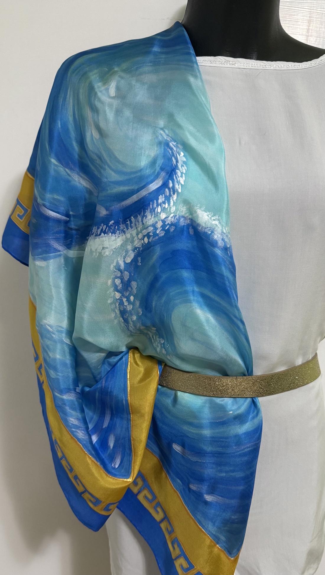 Eșarfă din mătase pictată manual � nuanțe de albastru și turcoaz cu accente aurii (74�74 cm) - îmbrăcăminte și modă - eșarfe, pălării, fularuri - șal, eșarfă de cap - Artynos.ro