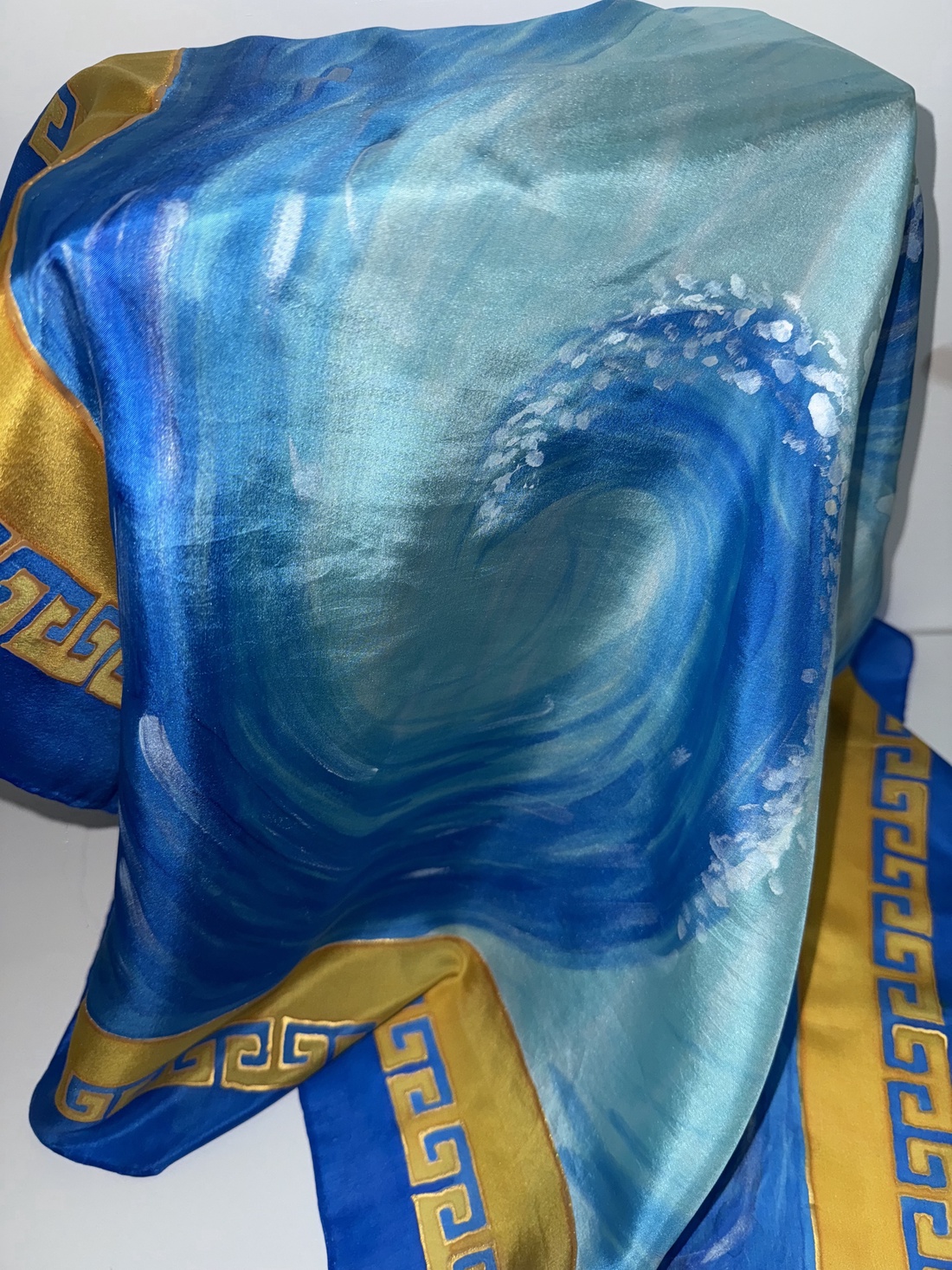 Eșarfă din mătase pictată manual � nuanțe de albastru și turcoaz cu accente aurii (74�74 cm) - îmbrăcăminte și modă - eșarfe, pălării, fularuri - șal, eșarfă de cap - Artynos.ro