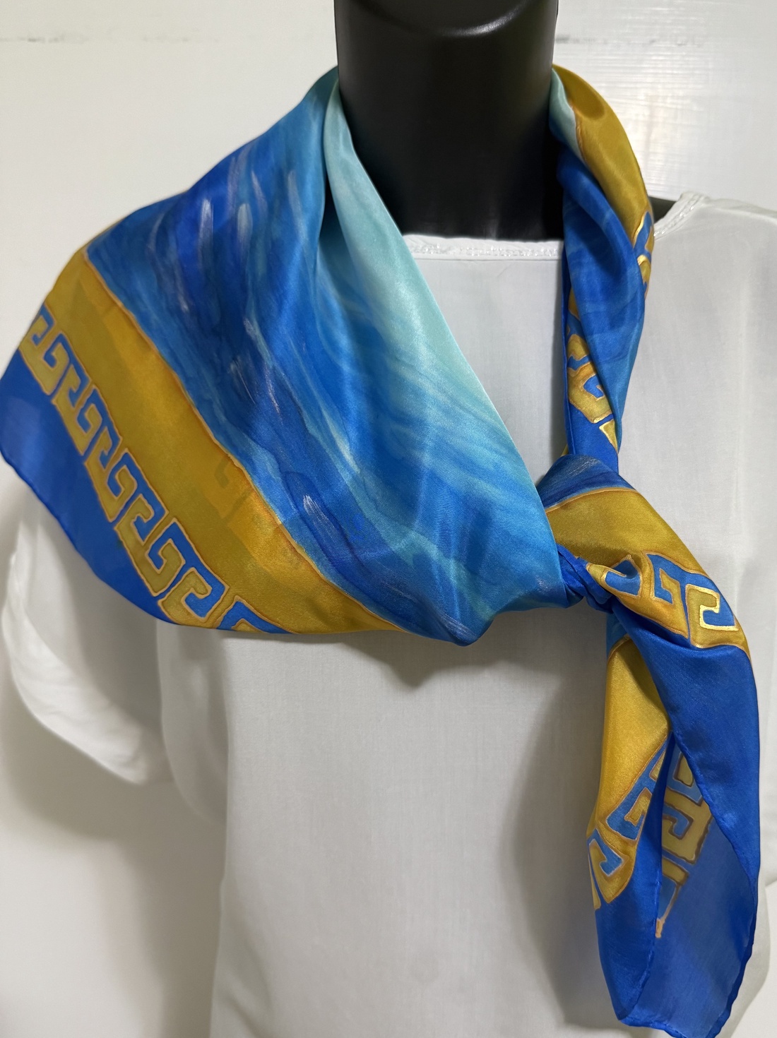 Eșarfă din mătase pictată manual � nuanțe de albastru și turcoaz cu accente aurii (74�74 cm) - îmbrăcăminte și modă - eșarfe, pălării, fularuri - șal, eșarfă de cap - Artynos.ro