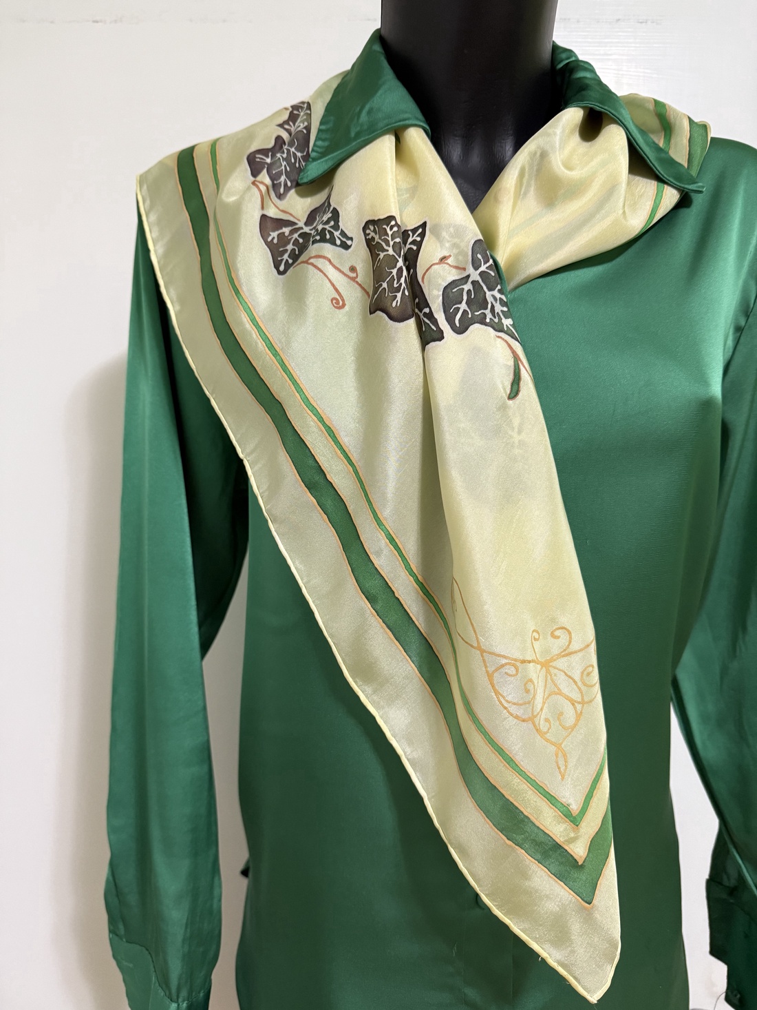 Esarfa din matase naturala 100% pictata manual - Ghiocel si Iedera (74x74 cm, unicat) - îmbrăcăminte și modă - eșarfe, pălării, fularuri - șal, eșarfă de cap - Artynos.ro