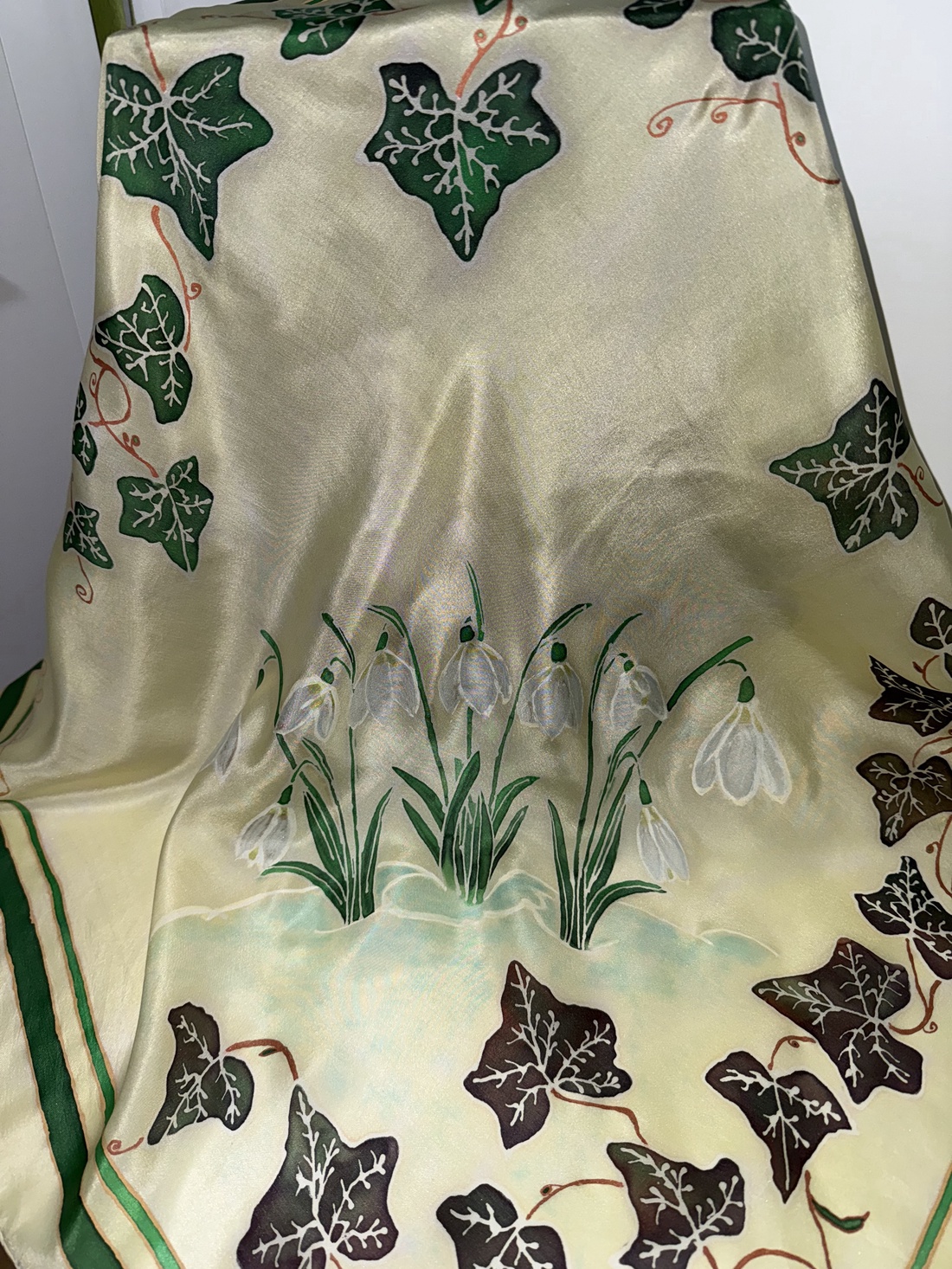 Esarfa din matase naturala 100% pictata manual - Ghiocel si Iedera (74x74 cm, unicat) - îmbrăcăminte și modă - eșarfe, pălării, fularuri - șal, eșarfă de cap - Artynos.ro