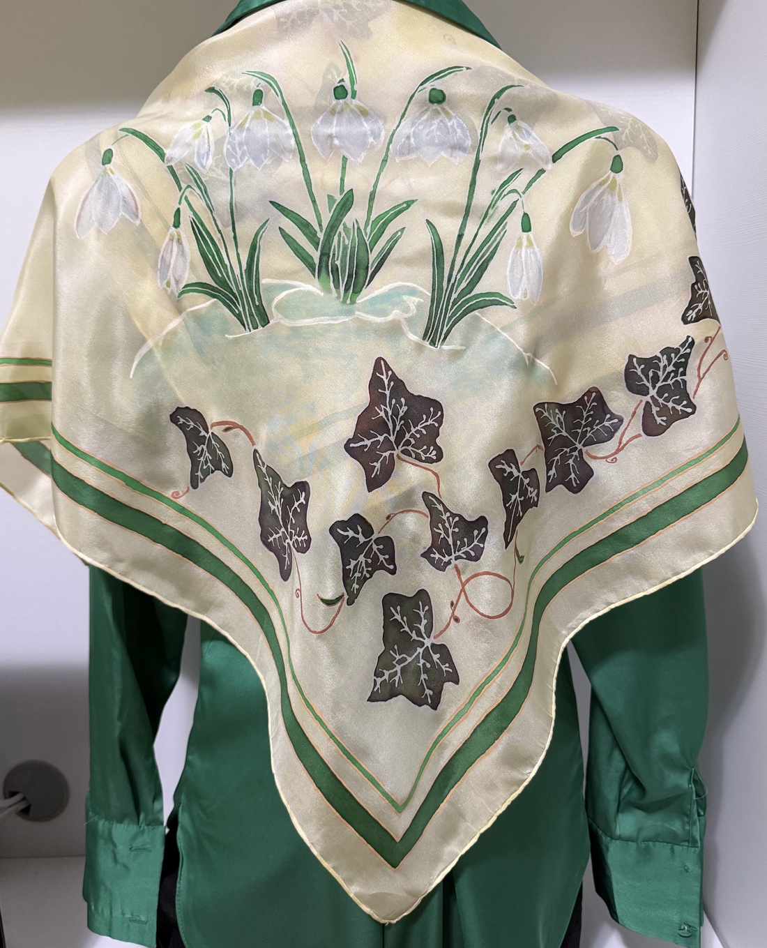 Esarfa din matase naturala 100% pictata manual - Ghiocel si Iedera (74x74 cm, unicat) - îmbrăcăminte și modă - eșarfe, pălării, fularuri - șal, eșarfă de cap - Artynos.ro