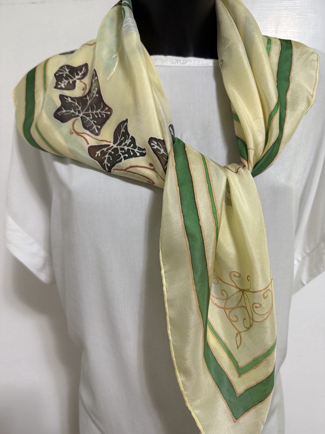 Esarfa din matase naturala 100% pictata manual - Ghiocel si Iedera (74x74 cm, unicat) - îmbrăcăminte și modă - eșarfe, pălării, fularuri - șal, eșarfă de cap - Artynos.ro
