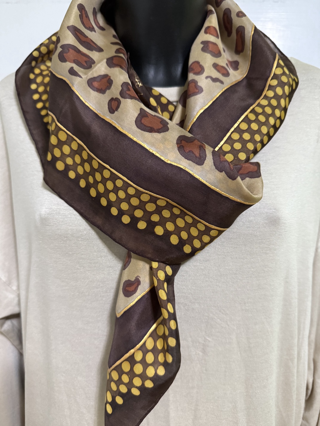 Esarfa din matase naturala 100% pictata manual - Arany Parduc (74x74 cm, unicat) - îmbrăcăminte și modă - eșarfe, pălării, fularuri - șal, eșarfă de cap - Artynos.ro
