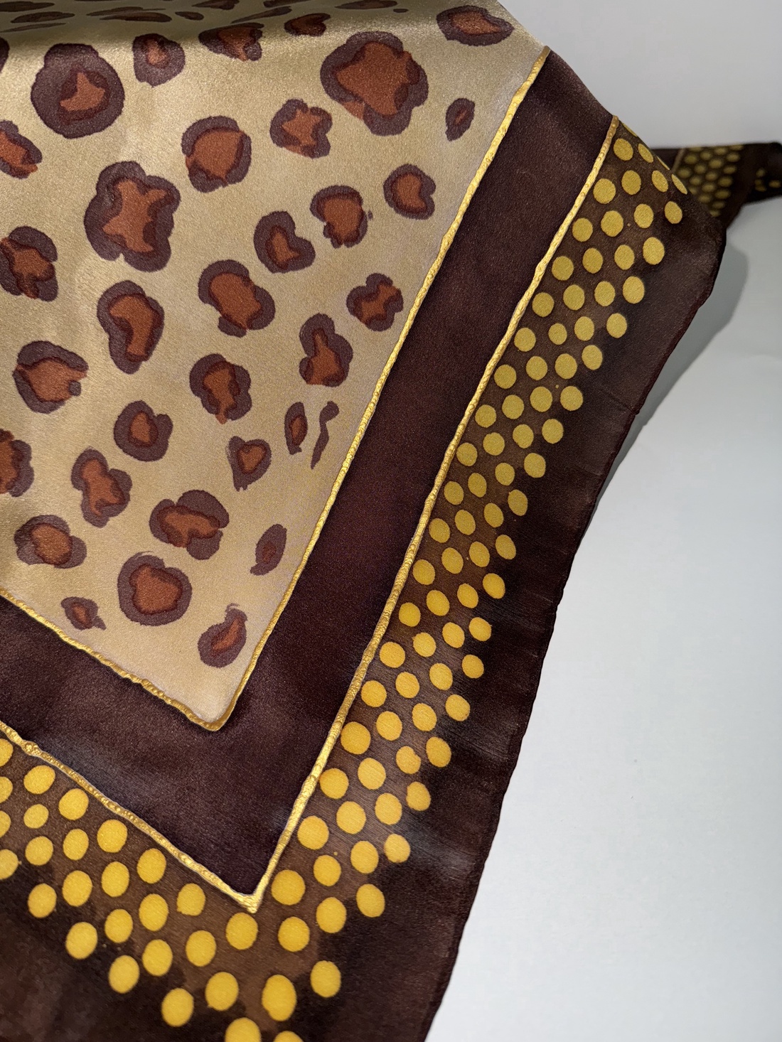 Esarfa din matase naturala 100% pictata manual - Arany Parduc (74x74 cm, unicat) - îmbrăcăminte și modă - eșarfe, pălării, fularuri - șal, eșarfă de cap - Artynos.ro