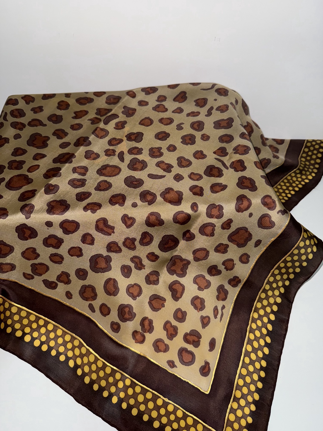 Esarfa din matase naturala 100% pictata manual - Arany Parduc (74x74 cm, unicat) - îmbrăcăminte și modă - eșarfe, pălării, fularuri - șal, eșarfă de cap - Artynos.ro