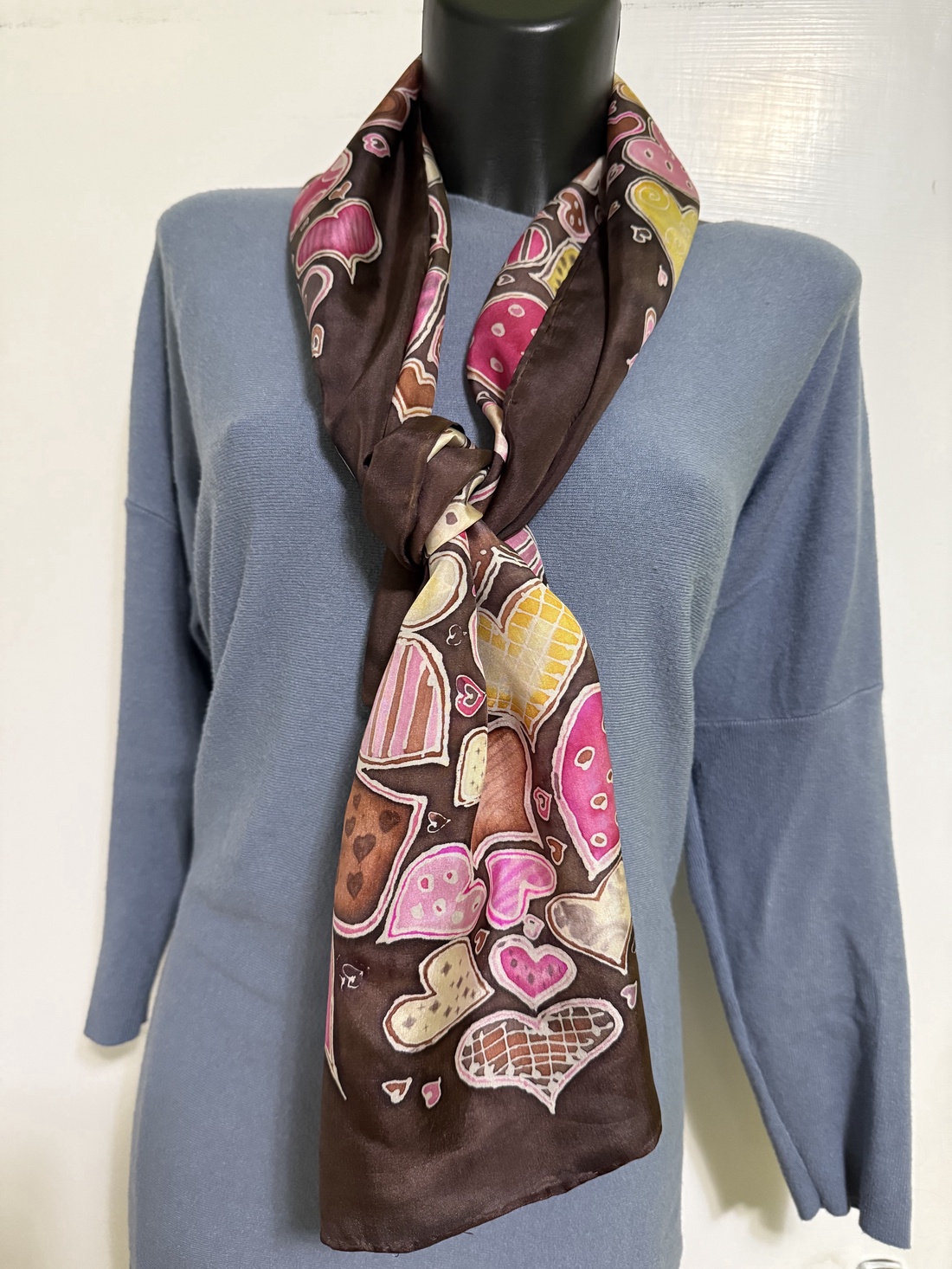 Esarfa din matase naturala  pictata manual - Inimi Dulci - îmbrăcăminte și modă - eșarfe, pălării, fularuri - șal, eșarfă de cap - Artynos.ro