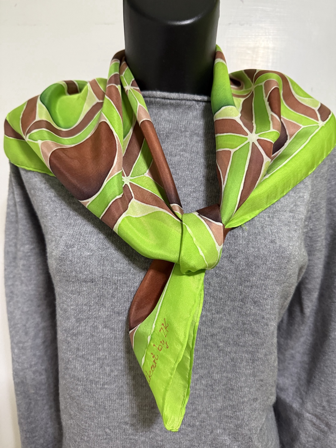 Esarfa patrata din matase naturala 100% pictata manual 74x74 cm - Verde Modern - îmbrăcăminte și modă - eșarfe, pălării, fularuri - șal, eșarfă de cap - Artynos.ro