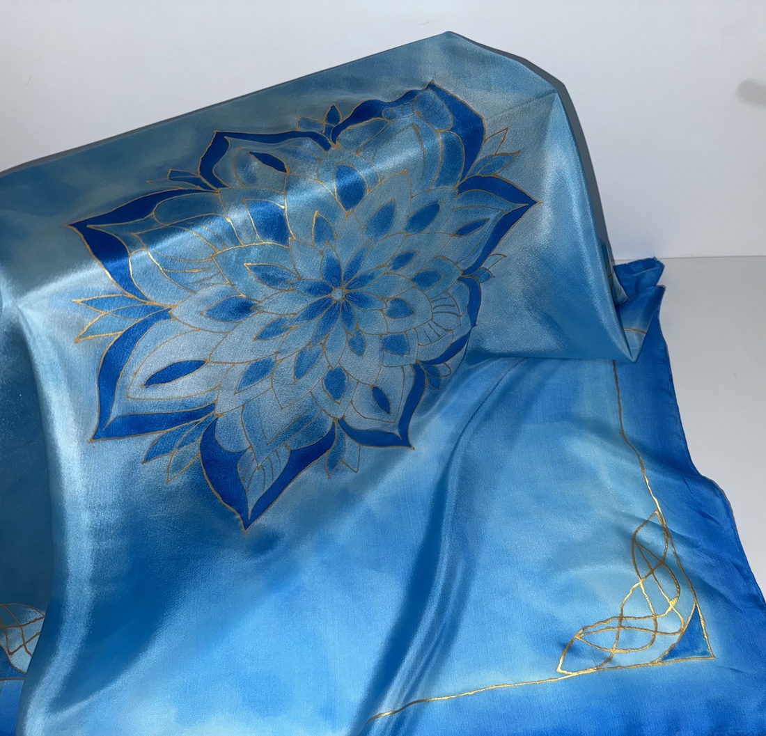 Esarfa din matase pictata manual � eleganta profesionala in nuante de albastru si auriu - îmbrăcăminte și modă - eșarfe, pălării, fularuri - șal, eșarfă de cap - Artynos.ro