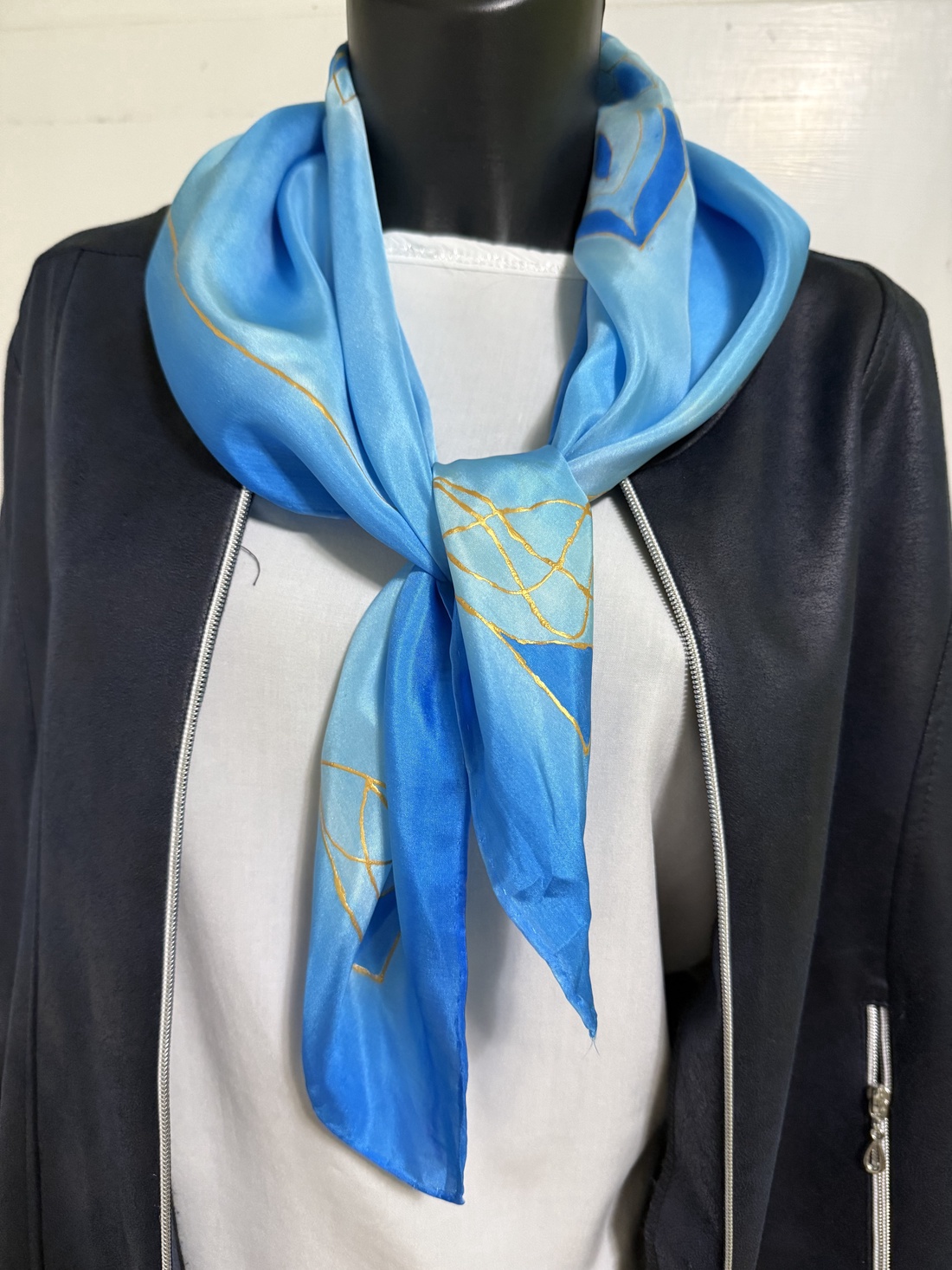 Esarfa din matase pictata manual � eleganta profesionala in nuante de albastru si auriu - îmbrăcăminte și modă - eșarfe, pălării, fularuri - șal, eșarfă de cap - Artynos.ro