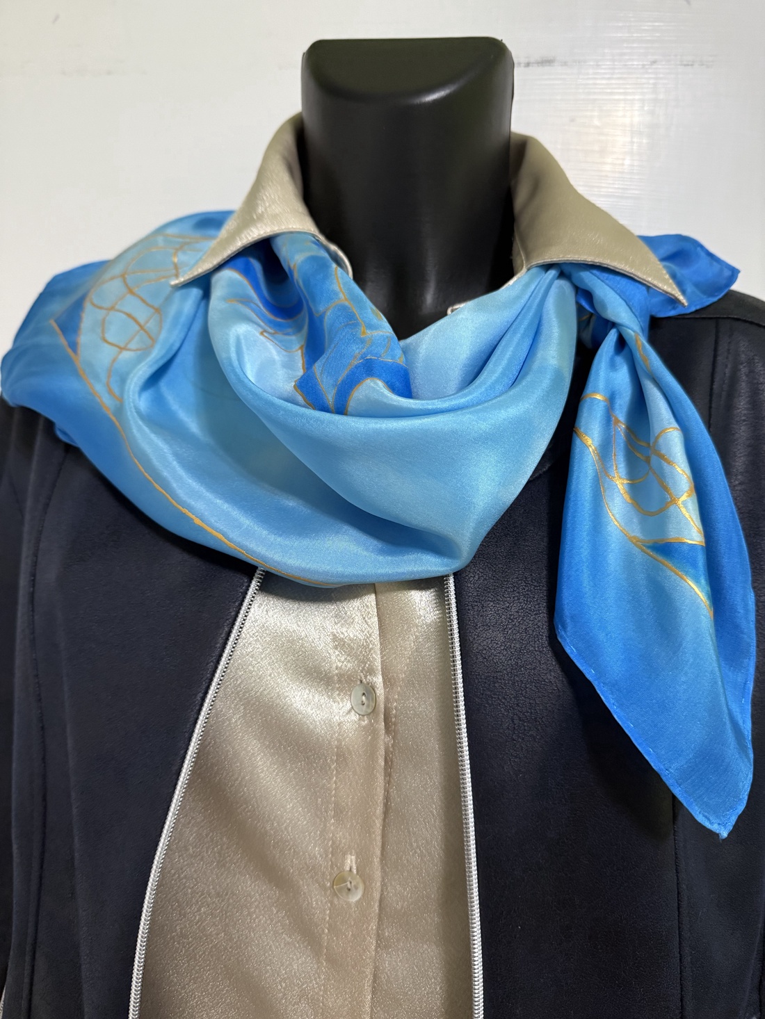 Esarfa din matase pictata manual � eleganta profesionala in nuante de albastru si auriu - îmbrăcăminte și modă - eșarfe, pălării, fularuri - șal, eșarfă de cap - Artynos.ro