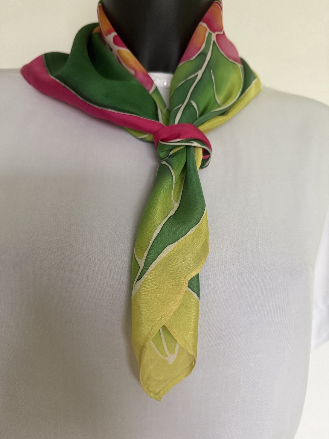 Colibri în cerc floral � eșarfă din mătase pictată manual - îmbrăcăminte și modă - eșarfe, pălării, fularuri - șal, eșarfă de cap - Artynos.ro