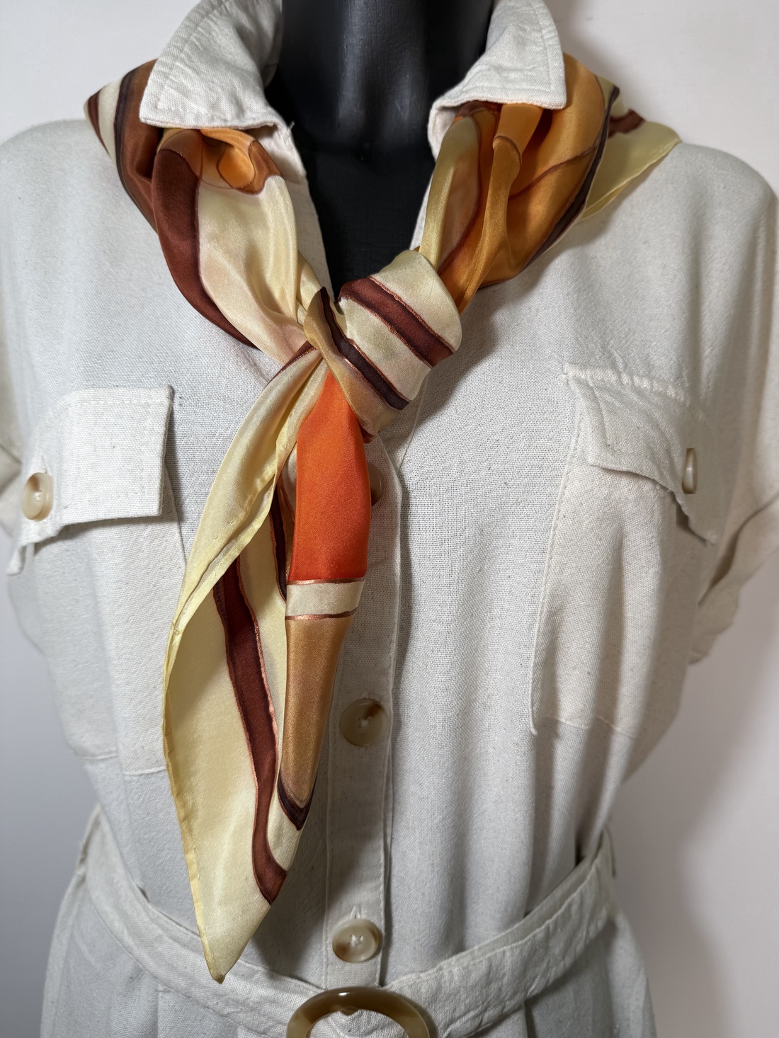 Eșarfă din mătase naturală pictată manual � nuanțe calde și elegante � 74 � 74 cm - îmbrăcăminte și modă - eșarfe, pălării, fularuri - stole - Artynos.ro