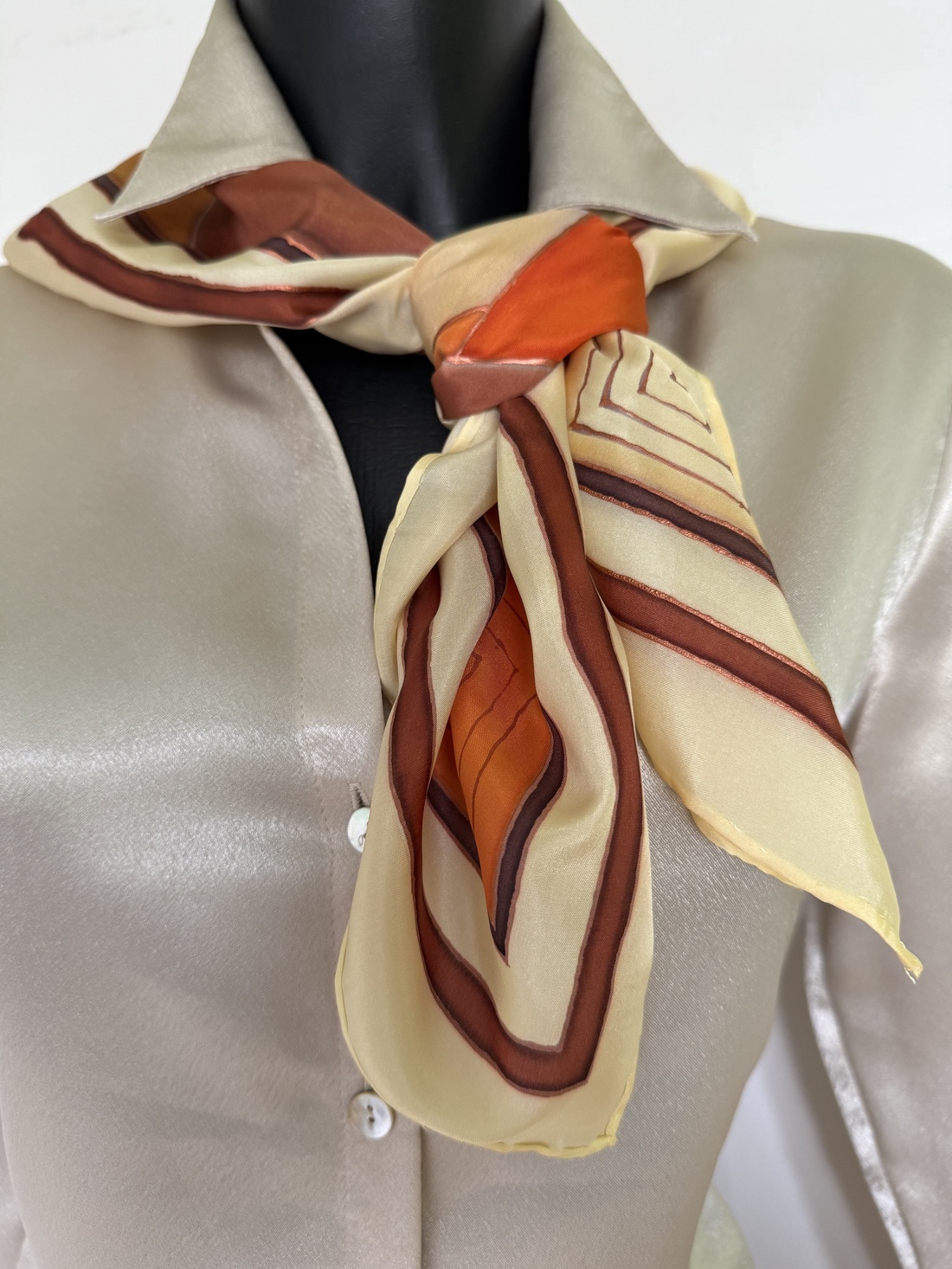 Eșarfă din mătase naturală pictată manual � nuanțe calde și elegante � 74 � 74 cm - îmbrăcăminte și modă - eșarfe, pălării, fularuri - stole - Artynos.ro
