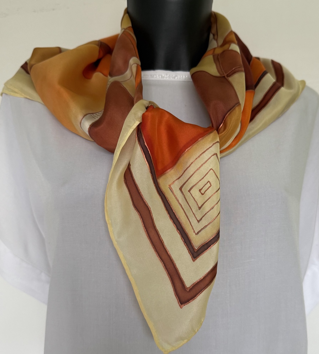 Eșarfă din mătase naturală pictată manual � nuanțe calde și elegante � 74 � 74 cm - îmbrăcăminte și modă - eșarfe, pălării, fularuri - stole - Artynos.ro