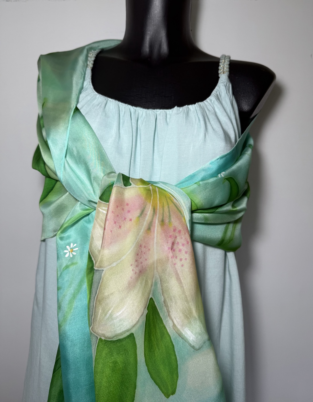 Eșarfă din mătase pictată manual Floare de rouă � eleganță în nuanțe de verde și turcoaz - îmbrăcăminte și modă - eșarfe, pălării, fularuri - stole - Artynos.ro