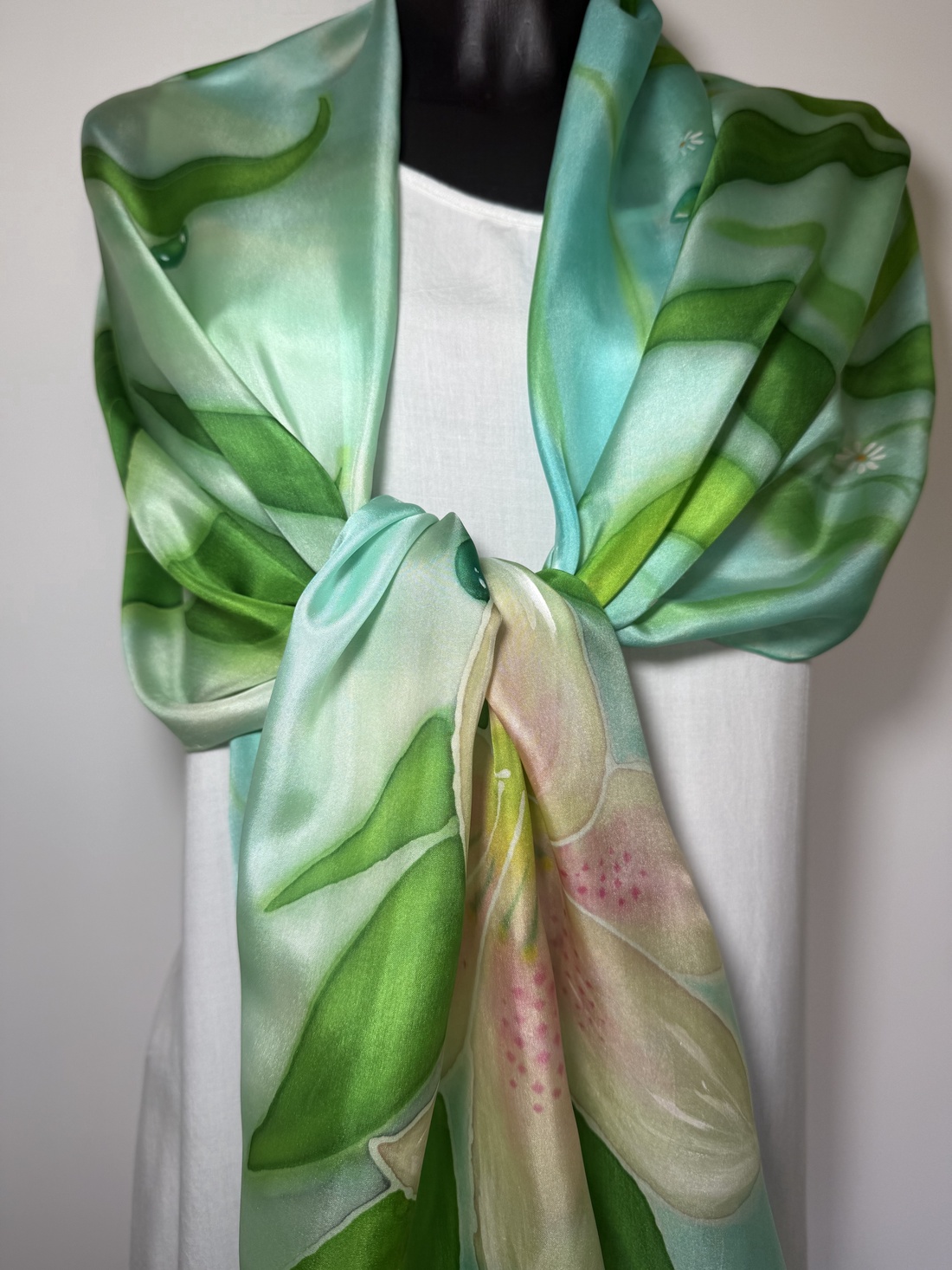Eșarfă din mătase pictată manual Floare de rouă � eleganță în nuanțe de verde și turcoaz - îmbrăcăminte și modă - eșarfe, pălării, fularuri - stole - Artynos.ro