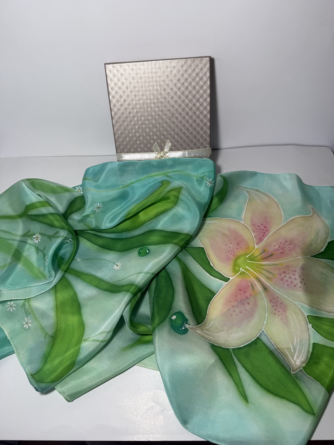 Eșarfă din mătase pictată manual Floare de rouă � eleganță în nuanțe de verde și turcoaz - îmbrăcăminte și modă - eșarfe, pălării, fularuri - stole - Artynos.ro
