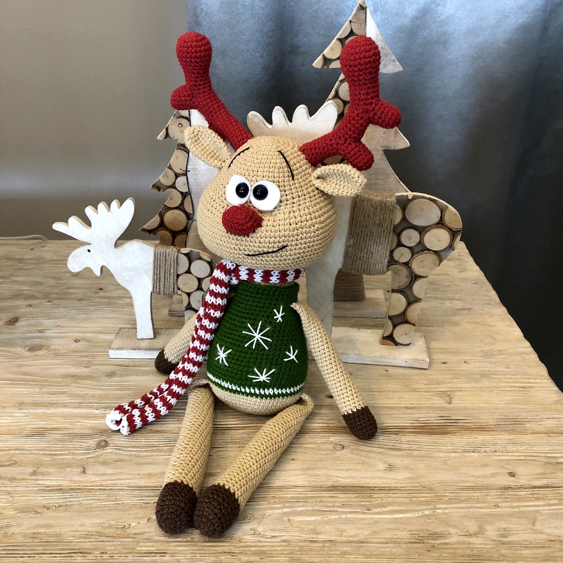 Rollie, a rénszarvas - amigurumi - accesorii de crăciun - decorațiuni de crăciun de casă - spiriduși de crăciun, figurine - Artynos.ro Rollie, a rénszarvas - amigurumi - accesorii de crăciun - decorațiuni de crăciun de casă - spiriduși de crăciun, figurine - Artynos.ro