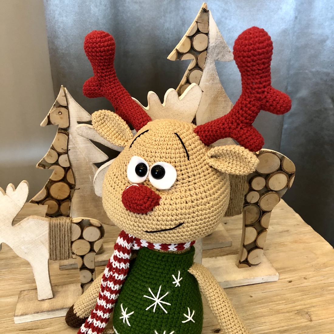 Rollie, a rénszarvas - amigurumi - accesorii de crăciun - decorațiuni de crăciun de casă - spiriduși de crăciun, figurine - Artynos.ro Rollie, a rénszarvas - amigurumi - accesorii de crăciun - decorațiuni de crăciun de casă - spiriduși de crăciun, figurine - Artynos.ro