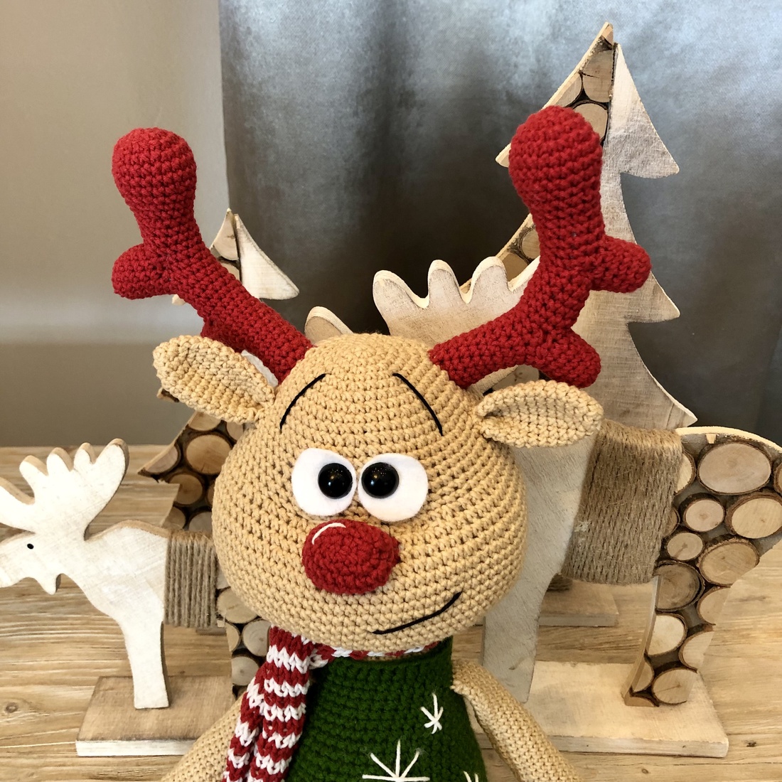 Rollie, a rénszarvas - amigurumi - accesorii de crăciun - decorațiuni de crăciun de casă - spiriduși de crăciun, figurine - Artynos.ro Rollie, a rénszarvas - amigurumi - accesorii de crăciun - decorațiuni de crăciun de casă - spiriduși de crăciun, figurine - Artynos.ro