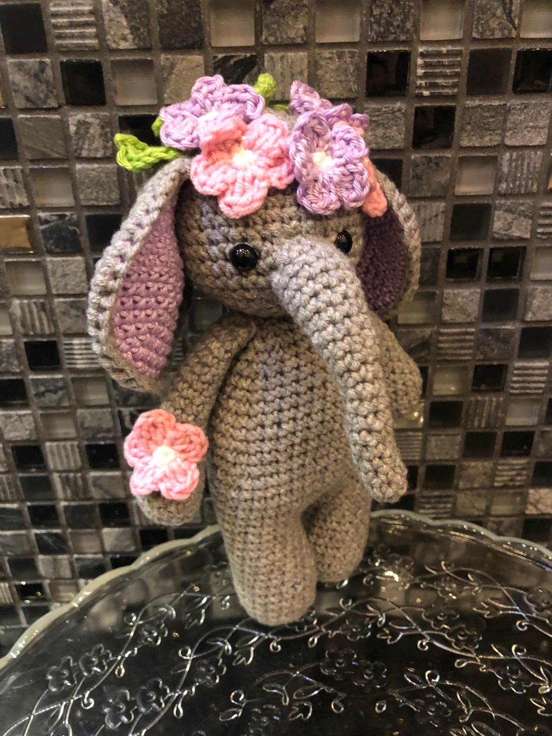 Elefant croșetat cu flori - amigurumi - accessorii și unelte - accesorii decorative - figurine - Artynos.ro Elefant croșetat cu flori - amigurumi - accessorii și unelte - accesorii decorative - figurine - Artynos.ro