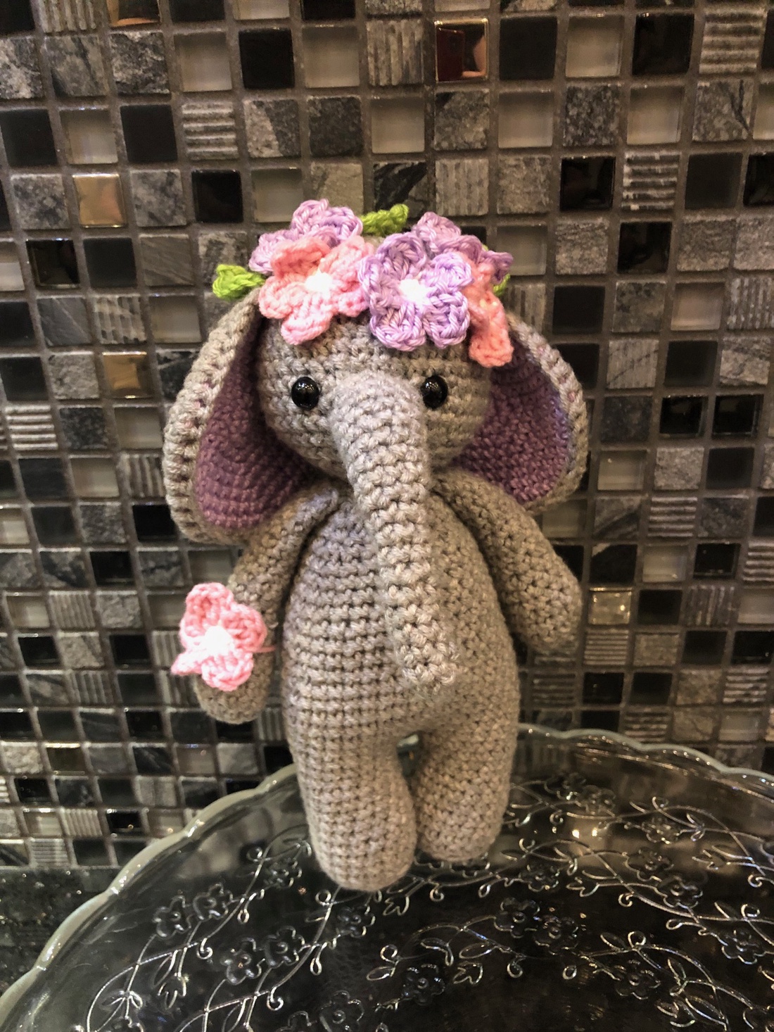 Elefant croșetat cu flori - amigurumi - accessorii și unelte - accesorii decorative - figurine - Artynos.ro Elefant croșetat cu flori - amigurumi - accessorii și unelte - accesorii decorative - figurine - Artynos.ro