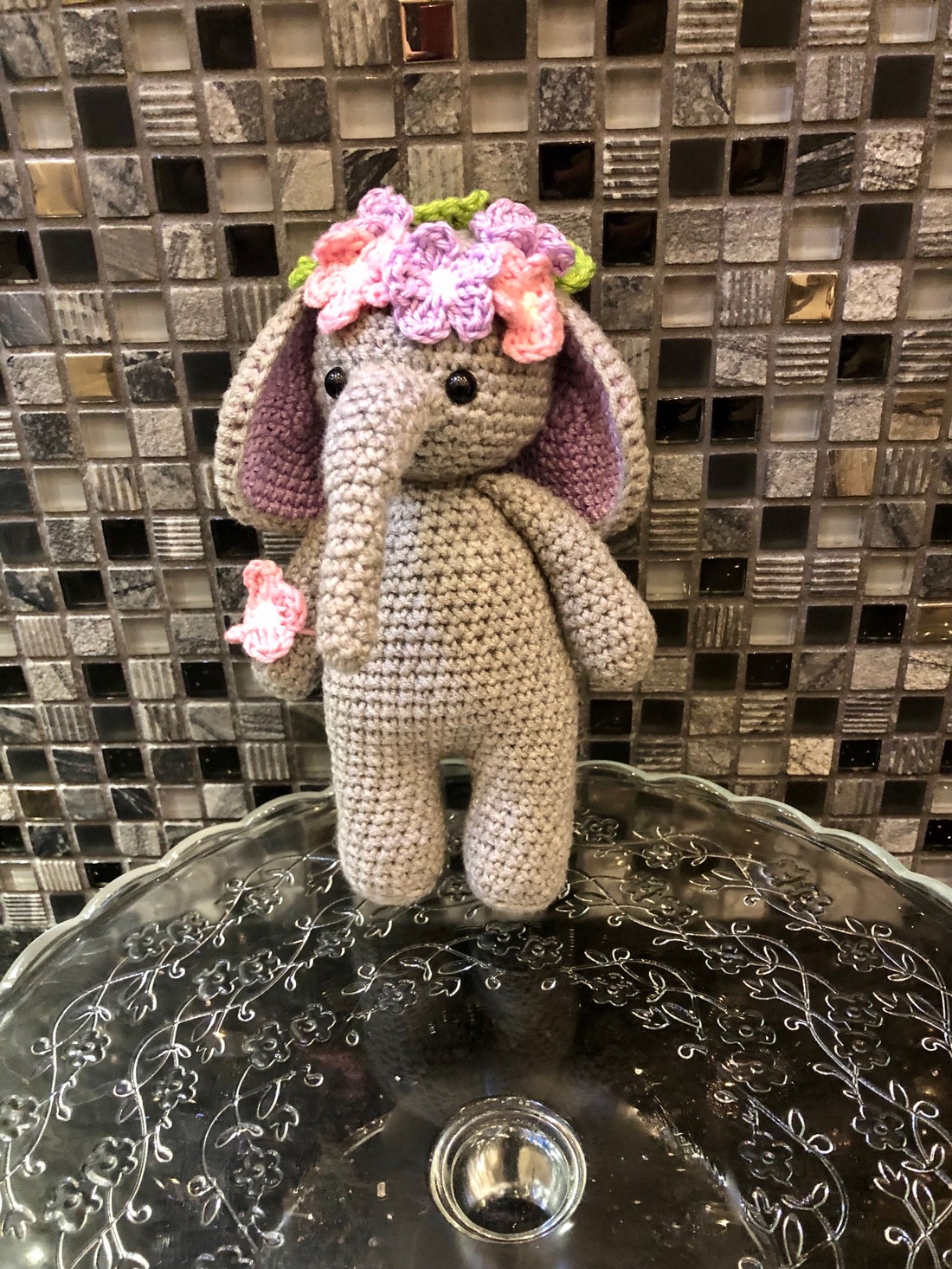 Elefant croșetat cu flori - amigurumi - accessorii și unelte - accesorii decorative - figurine - Artynos.ro Elefant croșetat cu flori - amigurumi - accessorii și unelte - accesorii decorative - figurine - Artynos.ro