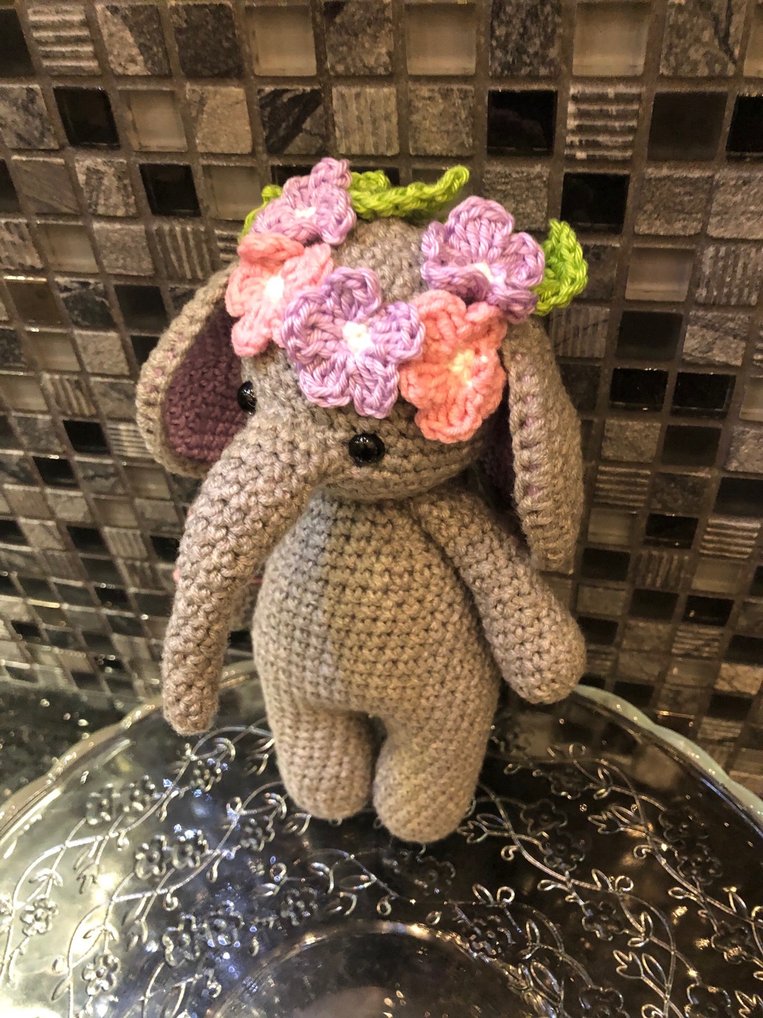 Elefant croșetat cu flori - amigurumi - accessorii și unelte - accesorii decorative - figurine - Artynos.ro Elefant croșetat cu flori - amigurumi - accessorii și unelte - accesorii decorative - figurine - Artynos.ro