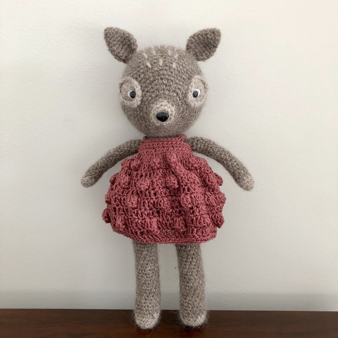 Fetiță căprioară croșetată într-o rochie - amigurumi - accessorii și unelte - accesorii decorative - figurine - Artynos.ro Fetiță căprioară croșetată într-o rochie - amigurumi - accessorii și unelte - accesorii decorative - figurine - Artynos.ro