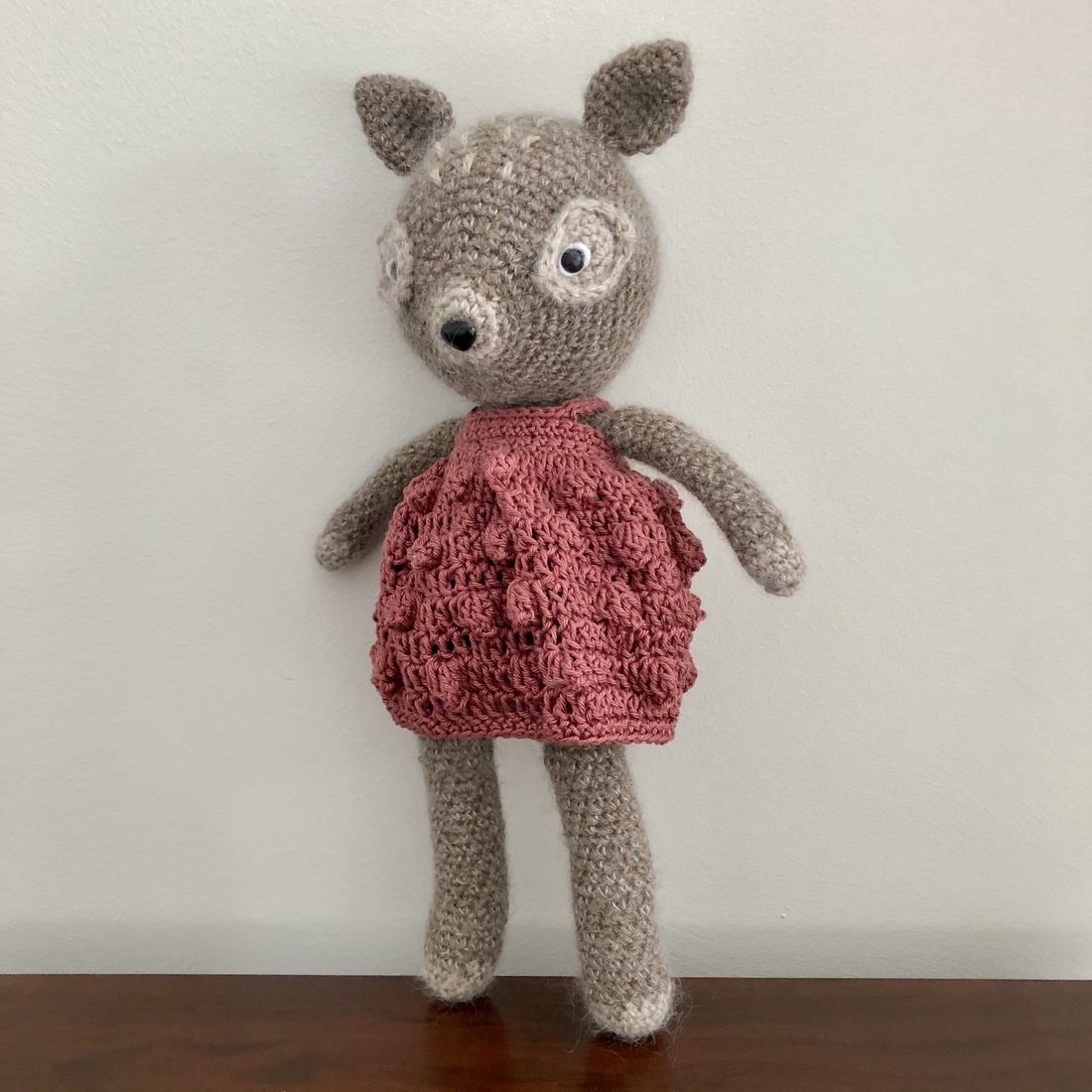 Fetiță căprioară croșetată într-o rochie - amigurumi - accessorii și unelte - accesorii decorative - figurine - Artynos.ro Fetiță căprioară croșetată într-o rochie - amigurumi - accessorii și unelte - accesorii decorative - figurine - Artynos.ro