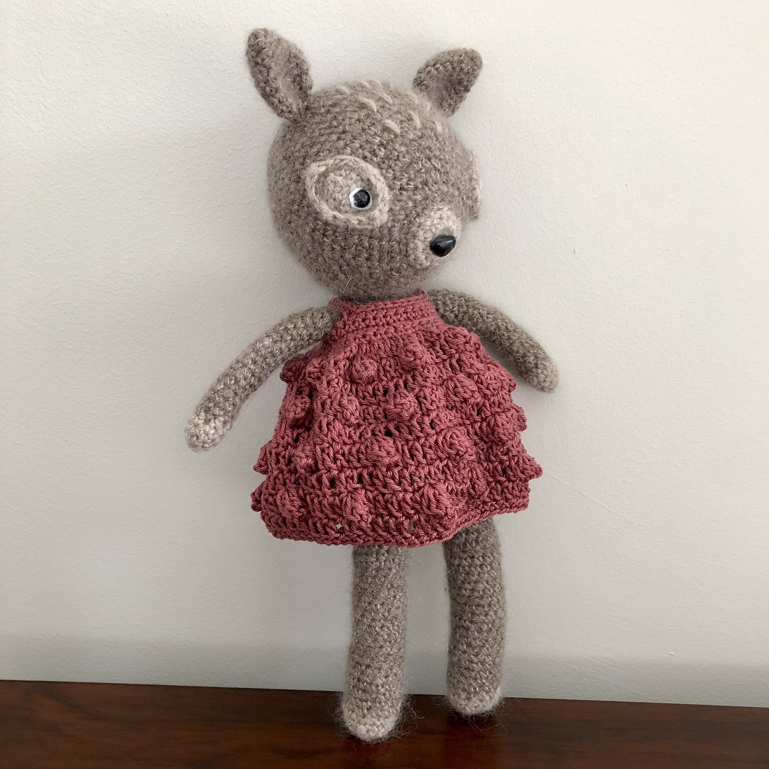 Fetiță căprioară croșetată într-o rochie - amigurumi - accessorii și unelte - accesorii decorative - figurine - Artynos.ro Fetiță căprioară croșetată într-o rochie - amigurumi - accessorii și unelte - accesorii decorative - figurine - Artynos.ro
