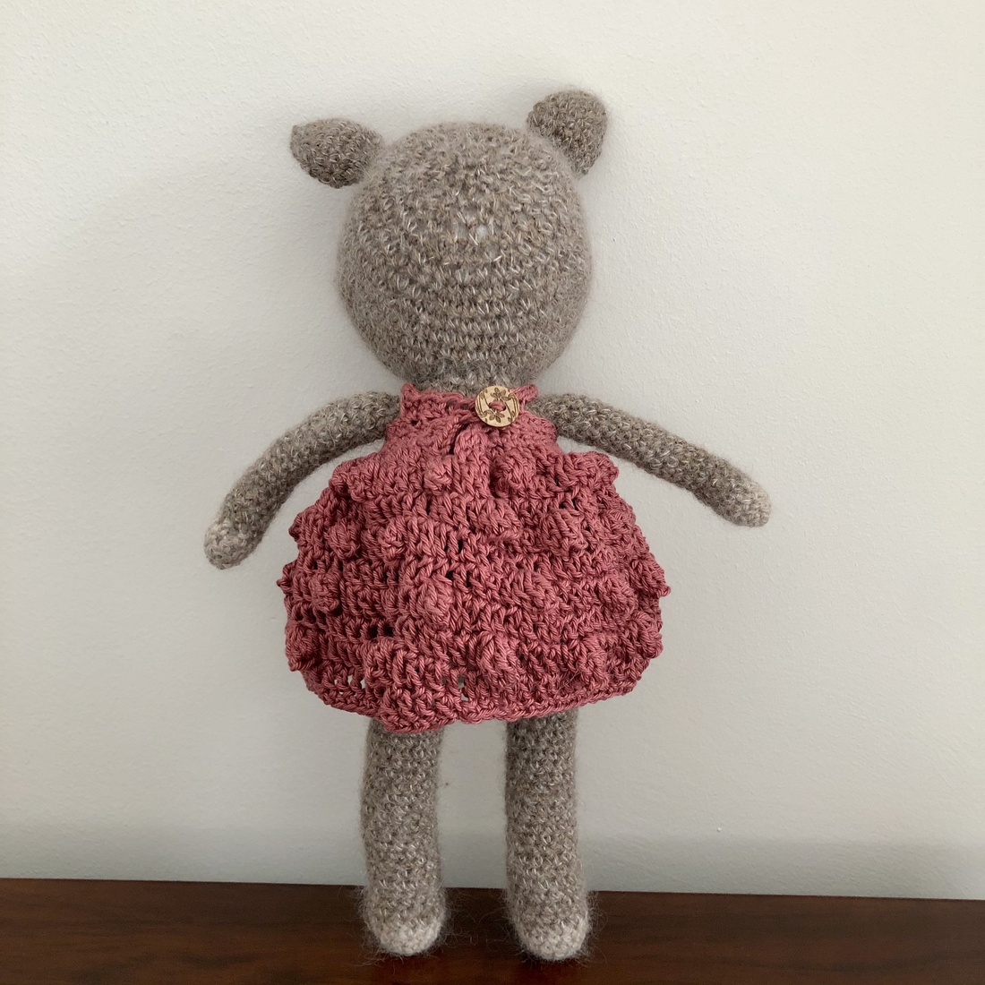 Fetiță căprioară croșetată într-o rochie - amigurumi - accessorii și unelte - accesorii decorative - figurine - Artynos.ro Fetiță căprioară croșetată într-o rochie - amigurumi - accessorii și unelte - accesorii decorative - figurine - Artynos.ro