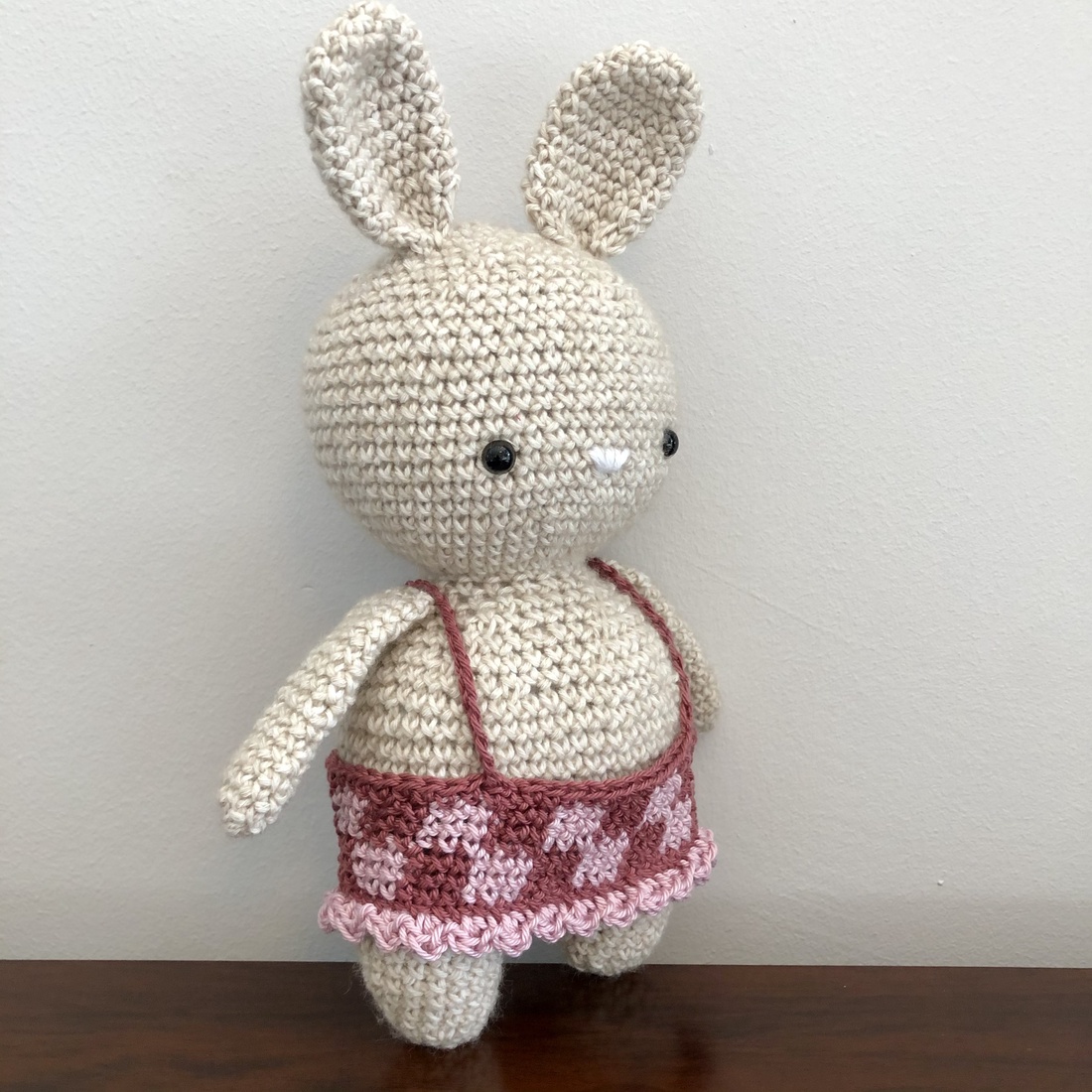 Fetiță iepurașă croșetată într-o fustă cu bretele - amigurumi - accessorii și unelte - accesorii decorative - figurine - Artynos.ro Fetiță iepurașă croșetată într-o fustă cu bretele - amigurumi - accessorii și unelte - accesorii decorative - figurine - Artynos.ro