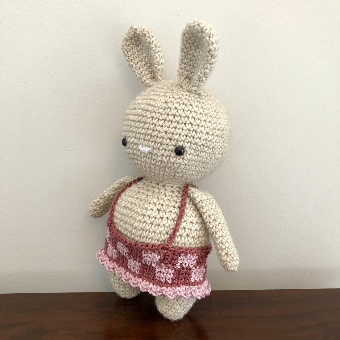 Fetiță iepurașă croșetată într-o fustă cu bretele - amigurumi - accessorii și unelte - accesorii decorative - figurine - Artynos.ro Fetiță iepurașă croșetată într-o fustă cu bretele - amigurumi - accessorii și unelte - accesorii decorative - figurine - Artynos.ro
