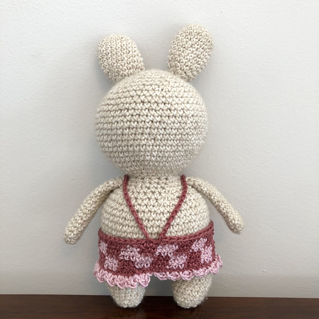 Fetiță iepurașă croșetată într-o fustă cu bretele - amigurumi - accessorii și unelte - accesorii decorative - figurine - Artynos.ro Fetiță iepurașă croșetată într-o fustă cu bretele - amigurumi - accessorii și unelte - accesorii decorative - figurine - Artynos.ro