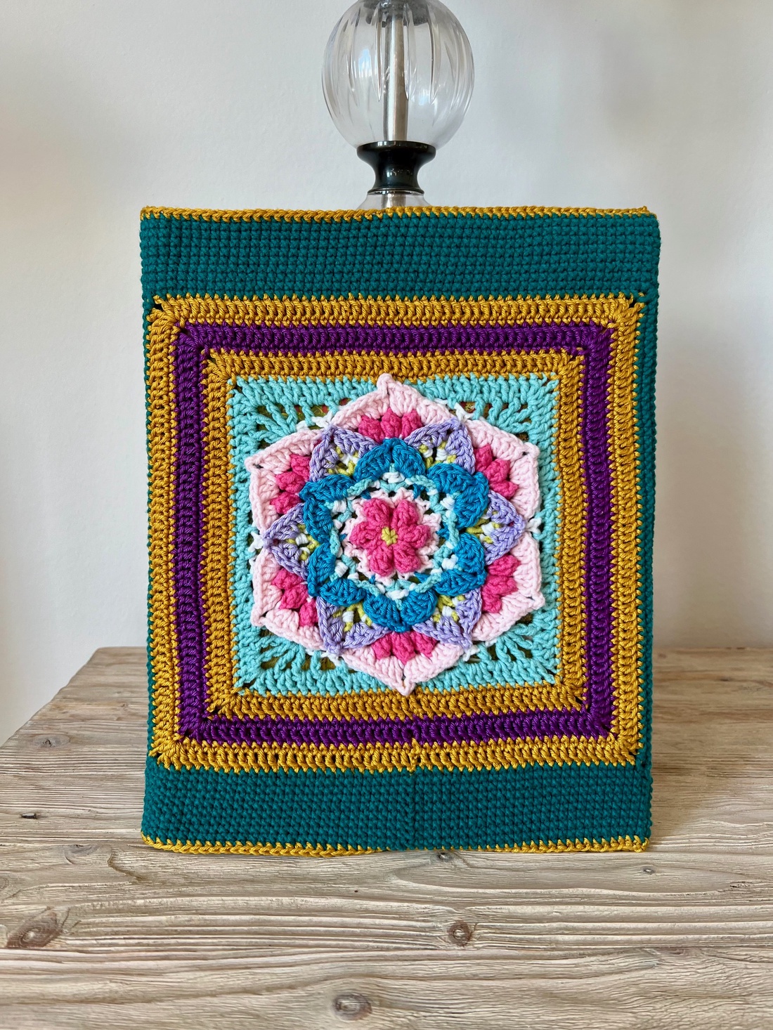Mandala croșetată, caiet sau copertă de carte de dimensiunea A4 - geantă și husă - husă tablet și husă ebook - Artynos.ro