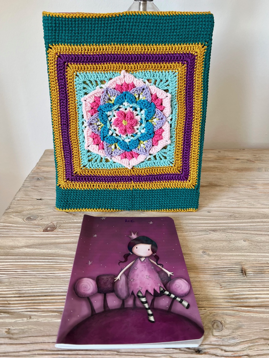 Mandala croșetată, caiet sau copertă de carte de dimensiunea A4 - geantă și husă - husă tablet și husă ebook - Artynos.ro