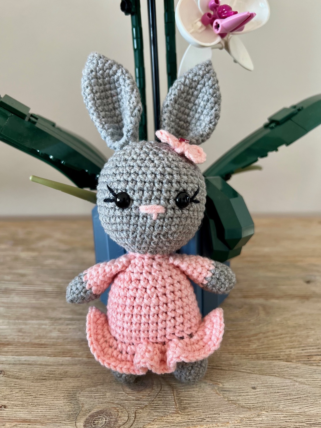 Iepurașă croșetată - amigurumi - jucării și echipamente pentru copii - plușuri - păpușă croșetată, păpușă de pluș - Artynos.ro Iepurașă croșetată - amigurumi - jucării și echipamente pentru copii - plușuri - păpușă croșetată, păpușă de pluș - Artynos.ro